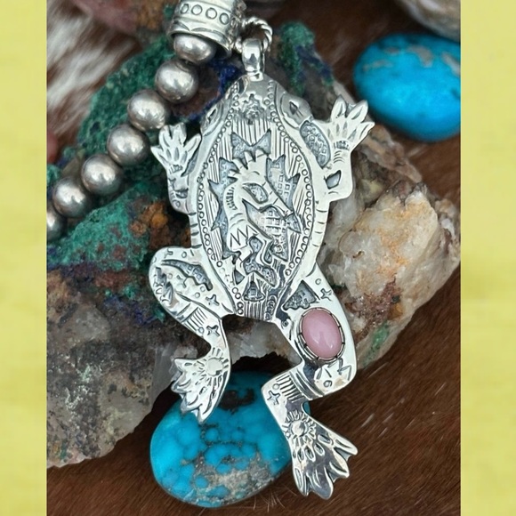 Jewelry - Sold 🌸 Pink conch frog storyteller  southwestern Sterling silver pendant